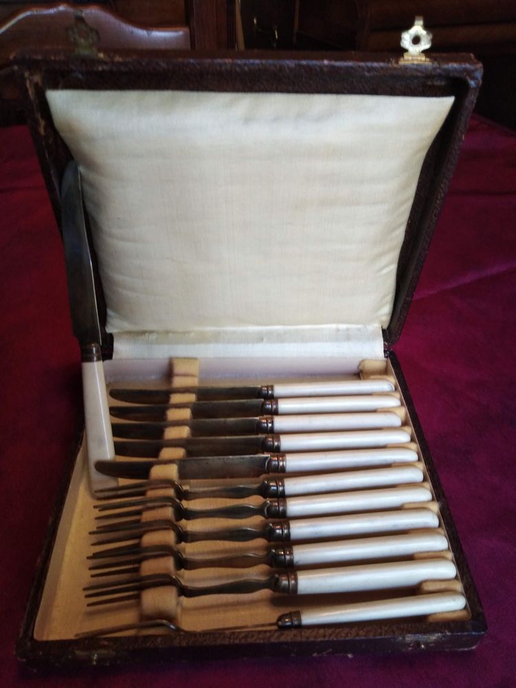 6 couteaux et 6 fourchettes anciens 25 Avermes (03)