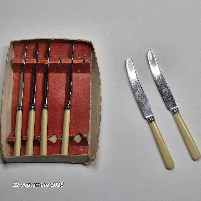 Couteaux � fromages ou dessert, ol'tlers to H.M. THE KING, v 15 Saumur (49)