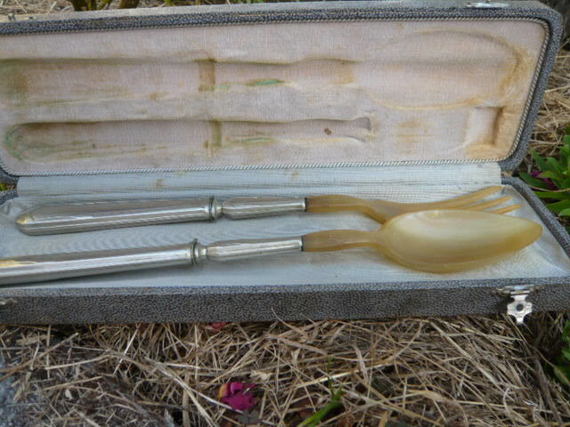 Couvert ancien en m�tal argent� pour la salade
avec son coff 15 Bordeaux (33)