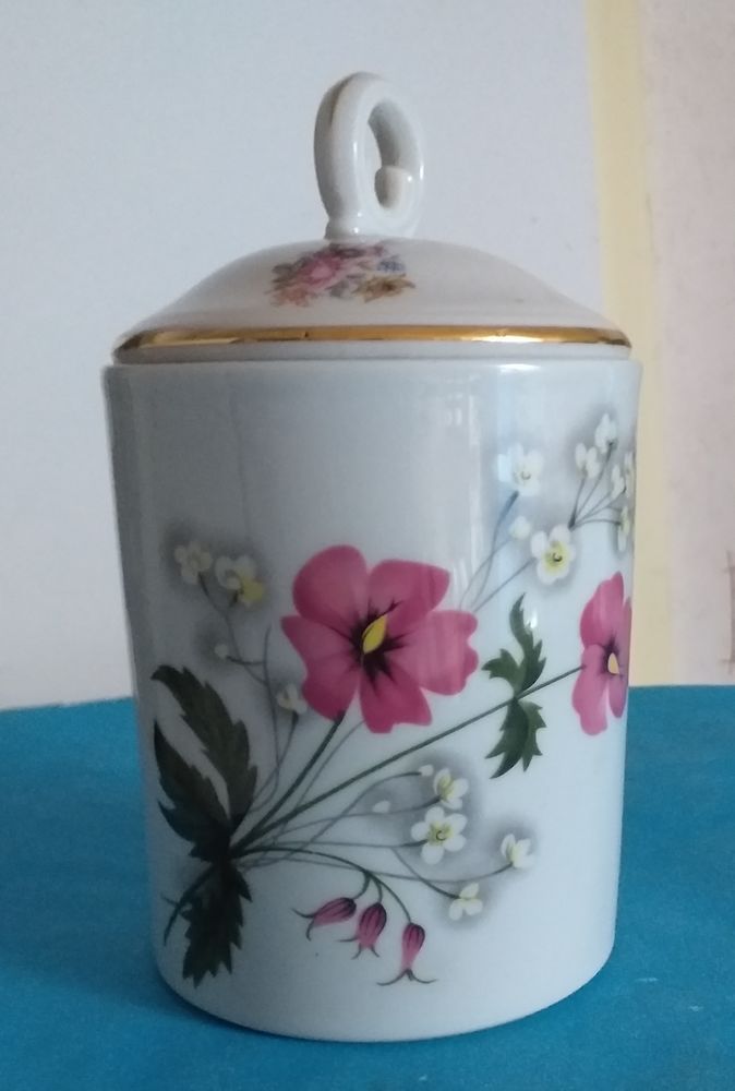 POT COUVERT / Bonbonniere / porcelaine de Limoges GOUMOT LABESSE 15 Montauban (82)