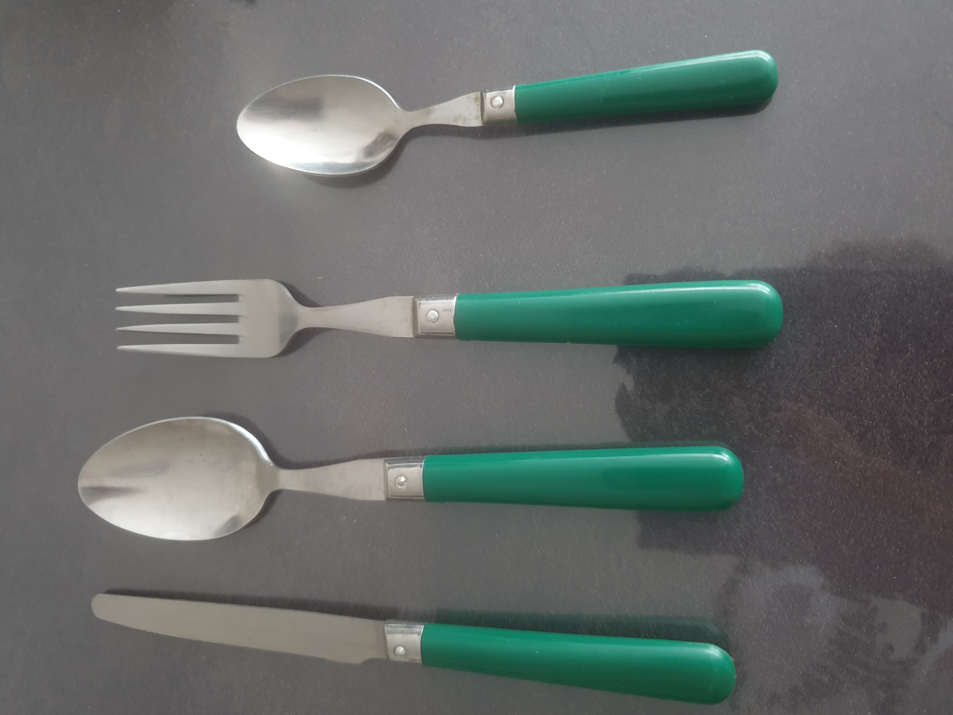 Set de Couverts avec Poign�es Vertes 15 Le Grau-du-Roi (30)