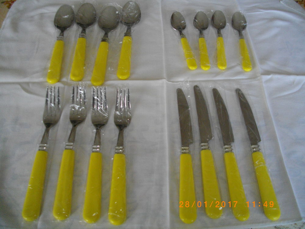 16 COUVERTS A MANCHES JAUNES 10 Perros-Guirec (22)