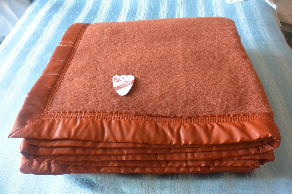 Couverture Pure laine Woolmark TOISON D'OR  (Neuve)  
150 Gargenville (78)