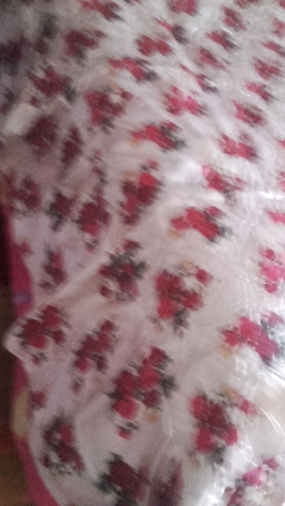 couvre lit avec volants
dimensions :220x196 cm
volants de 27 5 Romill� (35)