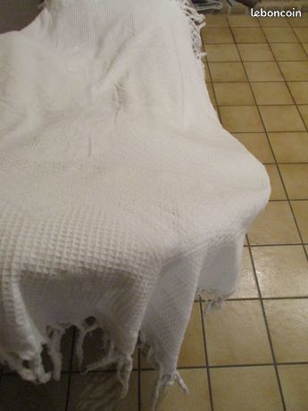 couvre lit blanc avec franges 1,50 m x 2 m vintage 0 M�rignies (59)