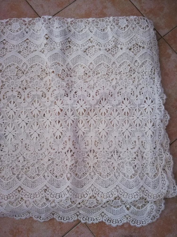 couvre lit dentelle guipure vintage 
200 La Seyne-sur-Mer (83)
