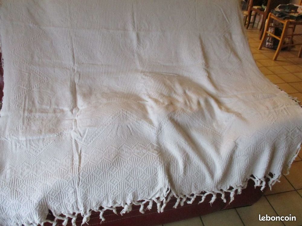 Couvre lit à franges blanc 1 m 80 x 1 m 30 bon état 15 Mérignies (59)