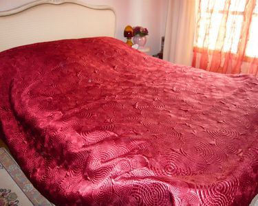 Couvre-lit rouge . 30 Paris 12 (75)