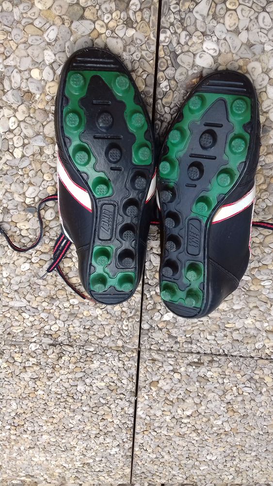 Crampons de foofball de marque LINE7 15 Saint-Denis (97)
