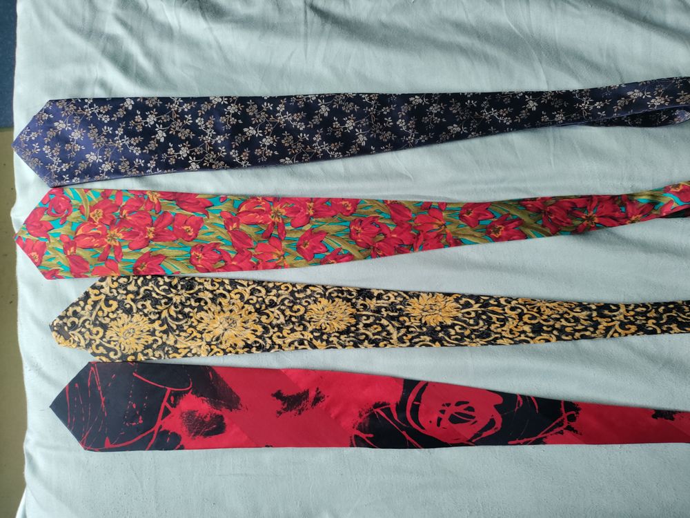 Cravate Leonard 
Lot 4 cravates diverses marques 40 Bruz (35)