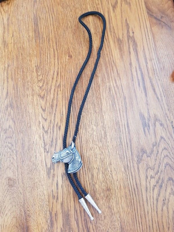 Cravate r�glable tete de cheval neuve 71 cm 5 e 5 Viriat (01)