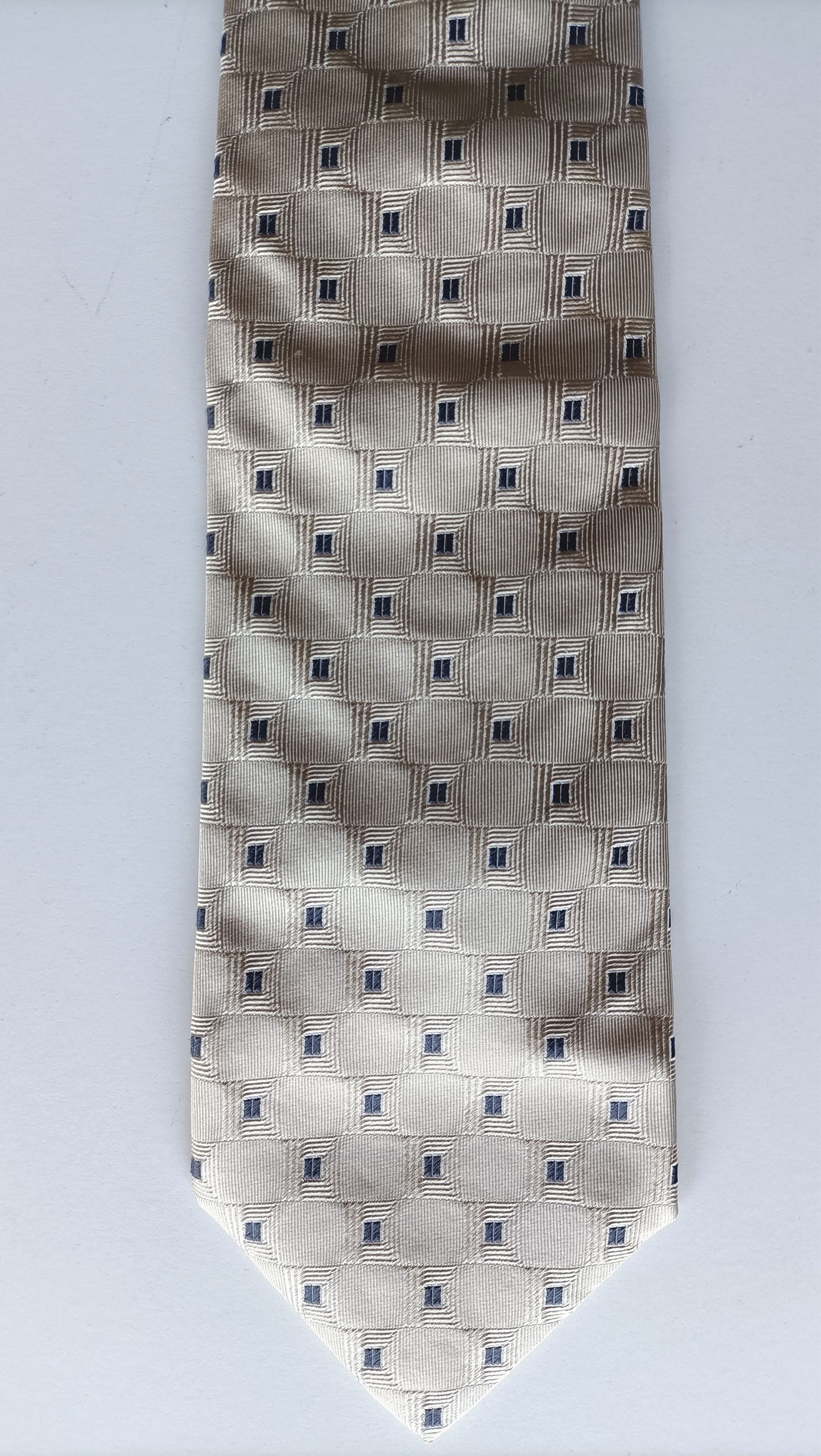 cravate 100%  soie Hugo Boss, tr�s bon �tat. 30 Saint-Rapha�l (83)