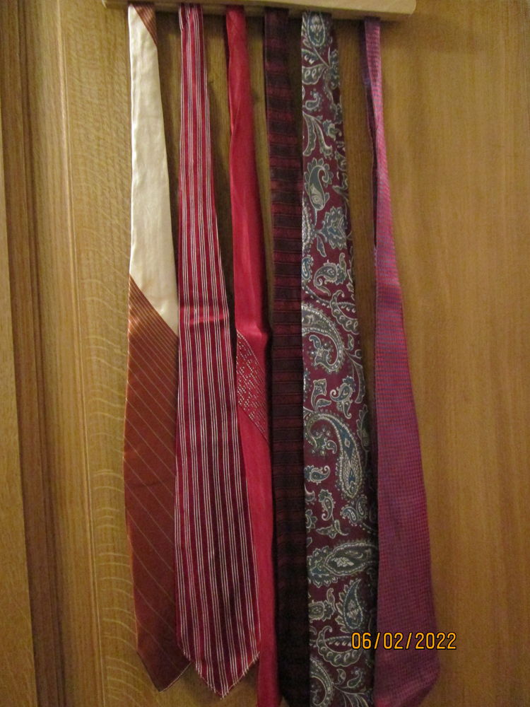 lot de six cravates de tons rouge et ocre 12 Chanteloup-en-Brie (77)