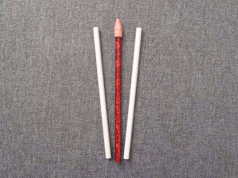3 Crayons � Papier- 2 Blanc et 1 Rouge- Neuf 2 Paris 15 (75)