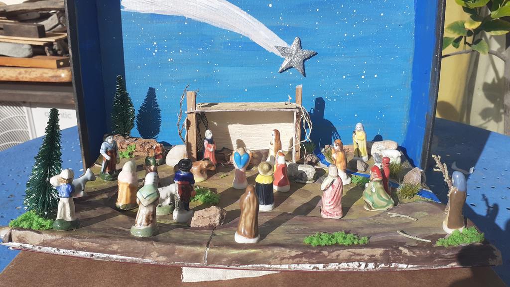 Cr�che de No�l avec figurines en c�ramique dim 30x19cm dans 24 S�te (34)