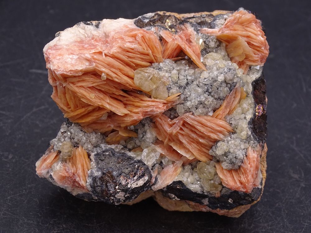 Cristaux de C�rusite & Baryte cr�t�e & Gal�ne (fluorescence 49 Bertrichamps (54)