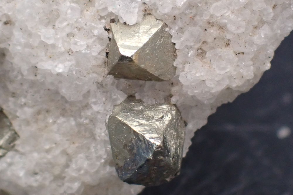 Cristaux de Pyrite octaédriques sur Quartz Mine de Trimouns  18 Moyenmoutier (88)