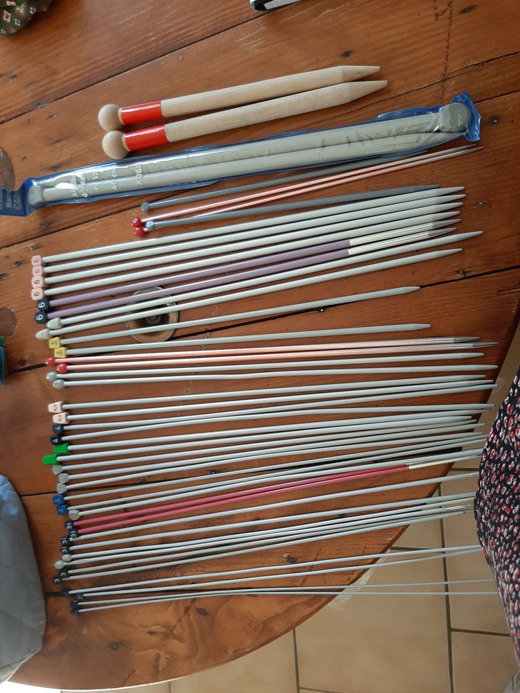 Katech Kit De 85 Crochets à Crochet, Ensemble D'accessoires De Crochet Avec étui De Rangement, Aiguilles à Tricoter Ergonomiques Pour Les Débutants Et Les Amateurs De Crochet Expérimentés