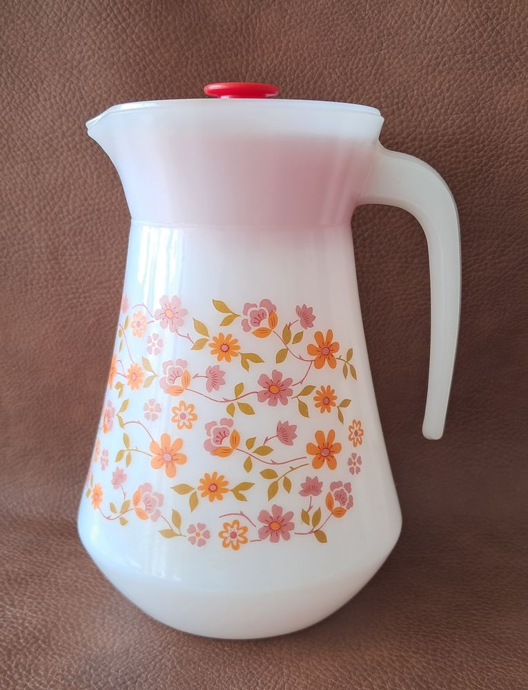 cruche carafe en verre blanc avec fleurs 
arcopal scania 20 Carnon Plage (34)