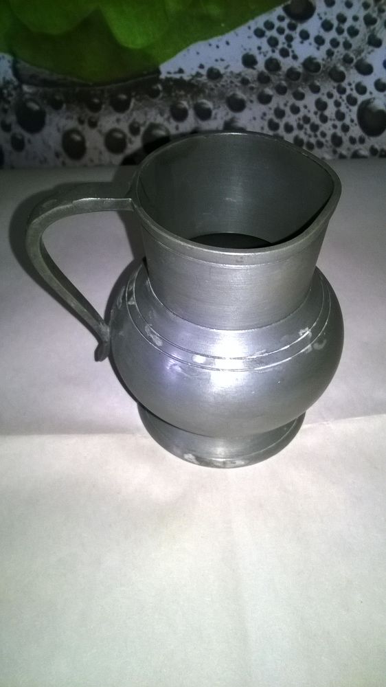 Cruche en �tain
Marque ED
Avec poin�on en forme de saumon
15 Talange (57)