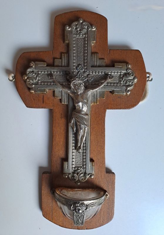 Crucifix avec b�nitier 30 Hergnies (59)