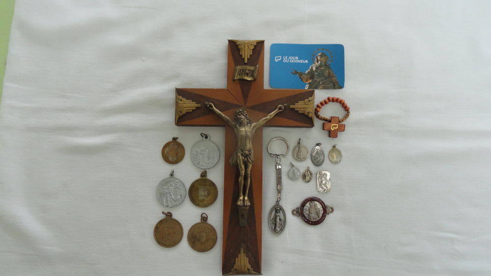 Crucifix , porte cl� , m�daillons , �cussons , St Christophe 17 Sabl�-sur-Sarthe (72)