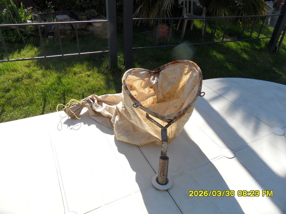 Cueille essaims d'abeilles en fer et toile 10 Pougne-H�risson (79)