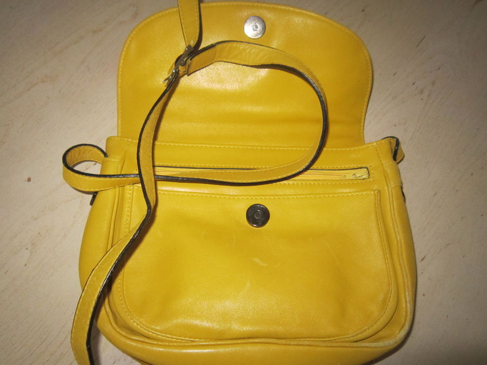 Un sac en cuir couleur jaune 8 Brignais (69)