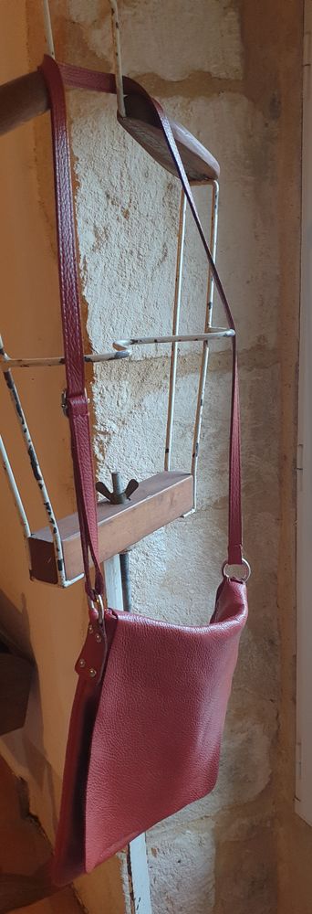 SAC CUIR ROUGE 10 Fourn�s (30)