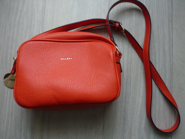 sac en cuir synthetique de couleur orange . 18 Veauche (42)