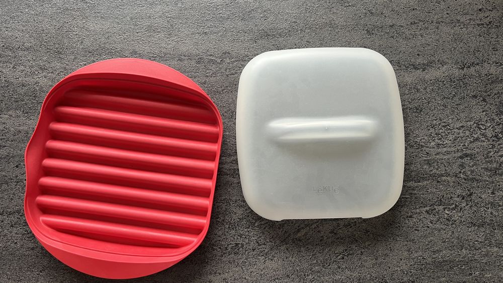 CUISEUR BACON MICRO-ONDES marque LEKUE en silicone platine 
5 Berric (56)