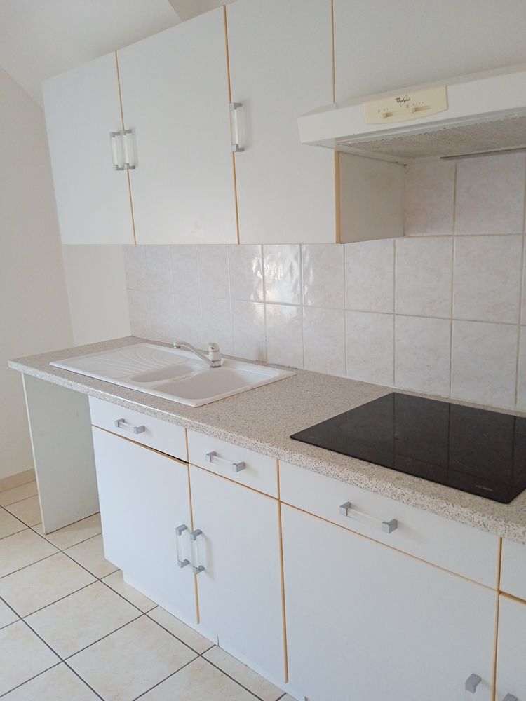 CUISINE AMENAGEE BLANCHE ET TRANCHE JAUNE 450 Bruy�res-le-Ch�tel (91)