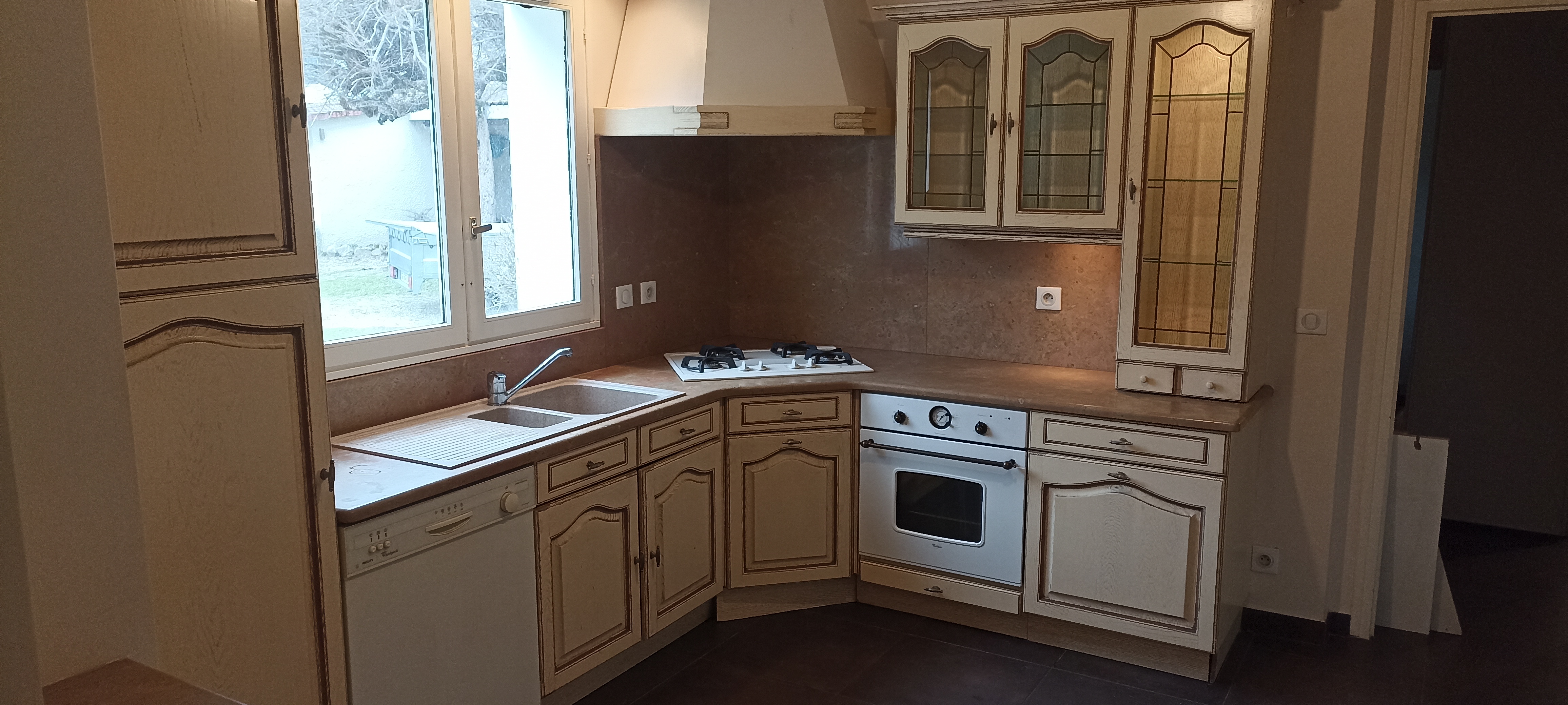 Cuisine d'angle ancienne avec plat de travail en quartz 500 B�ligneux (01)