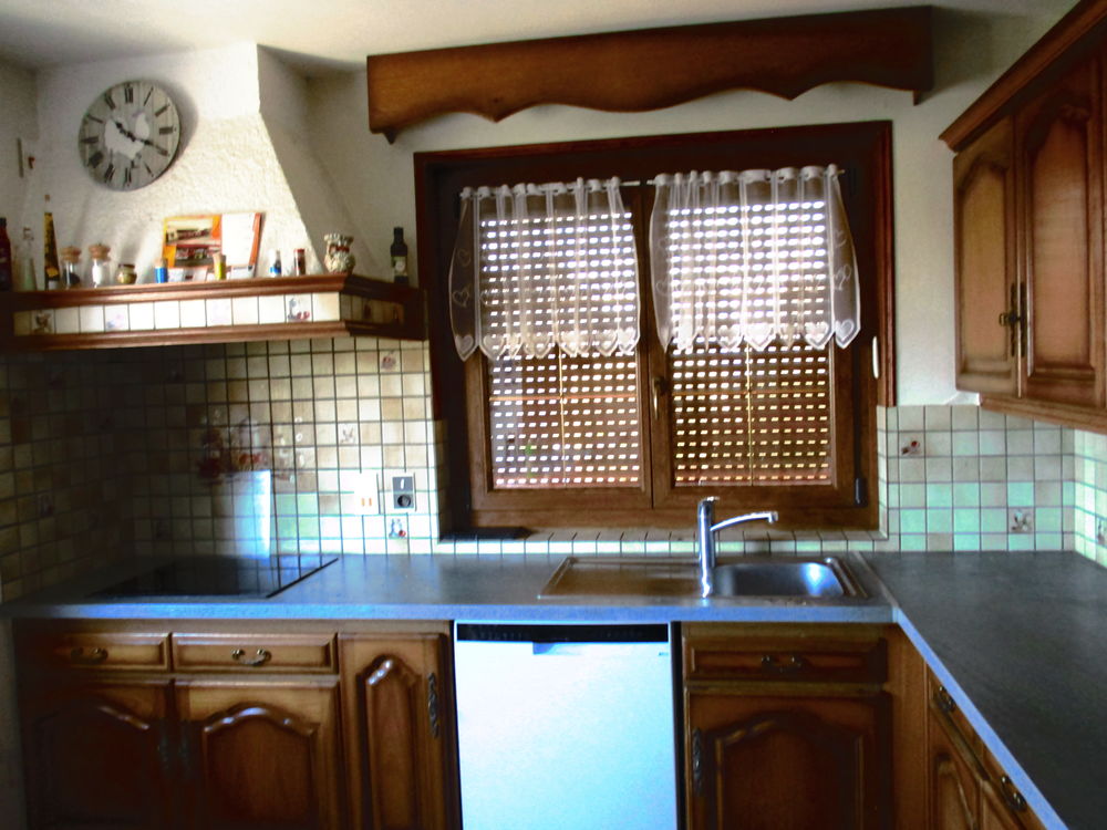 CUISINE EN CHENE DORE 3;2OM x 2.50 M 1500 Bethoncourt (25)