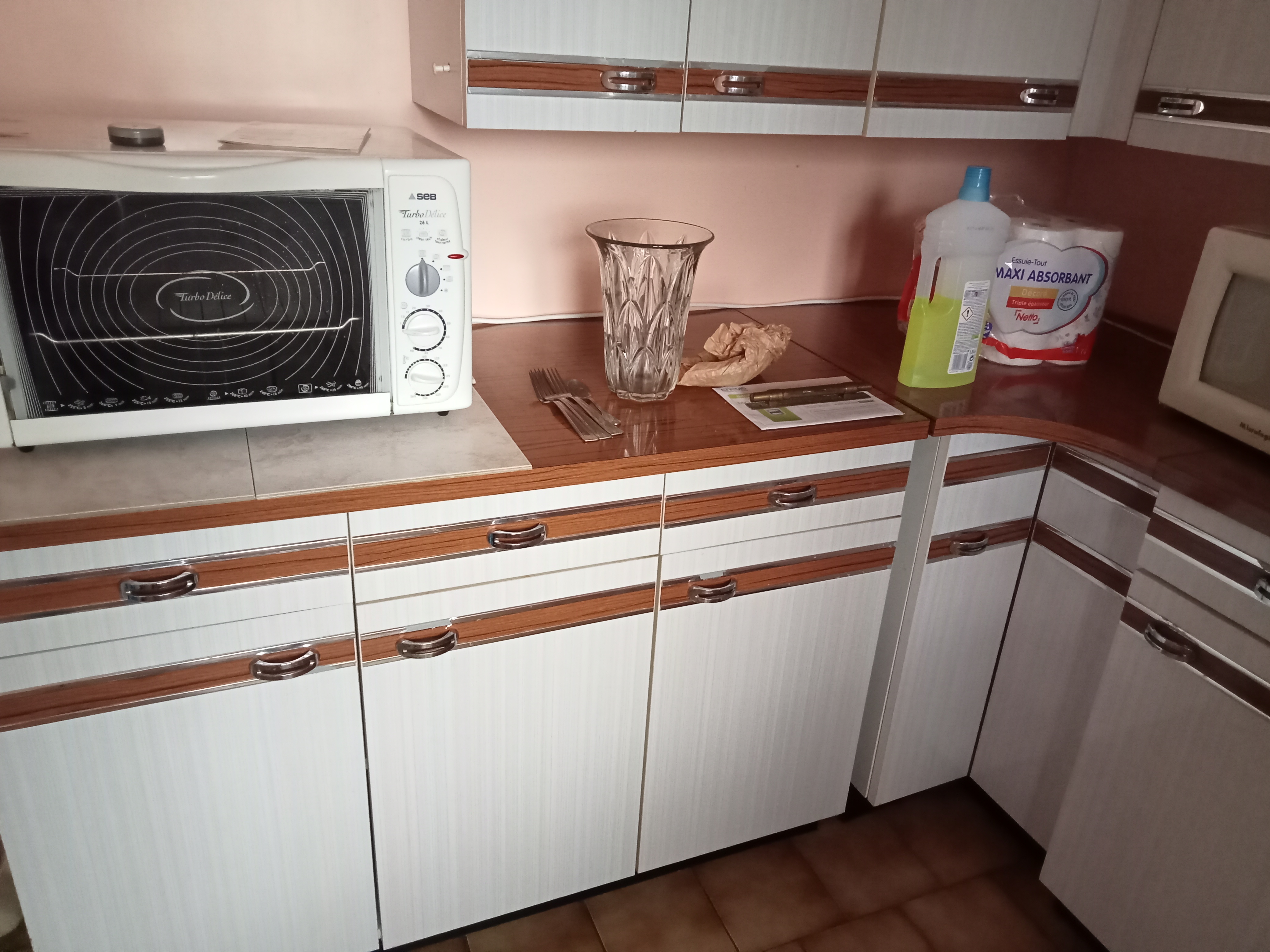 CUISINE EN FORMICA BLANCHE ET BORDURE ARGENT 200 Malay-le-Grand (89)