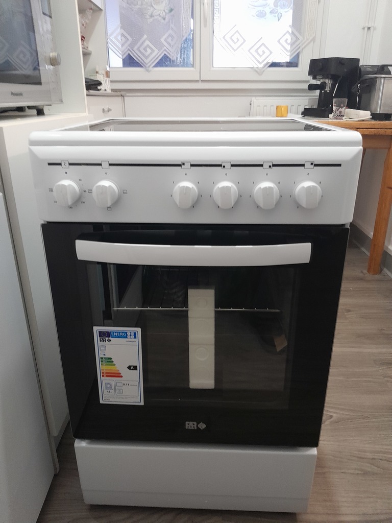 Cuisini�re �lectrique blanche avec four neuve 200 Flers (61)
