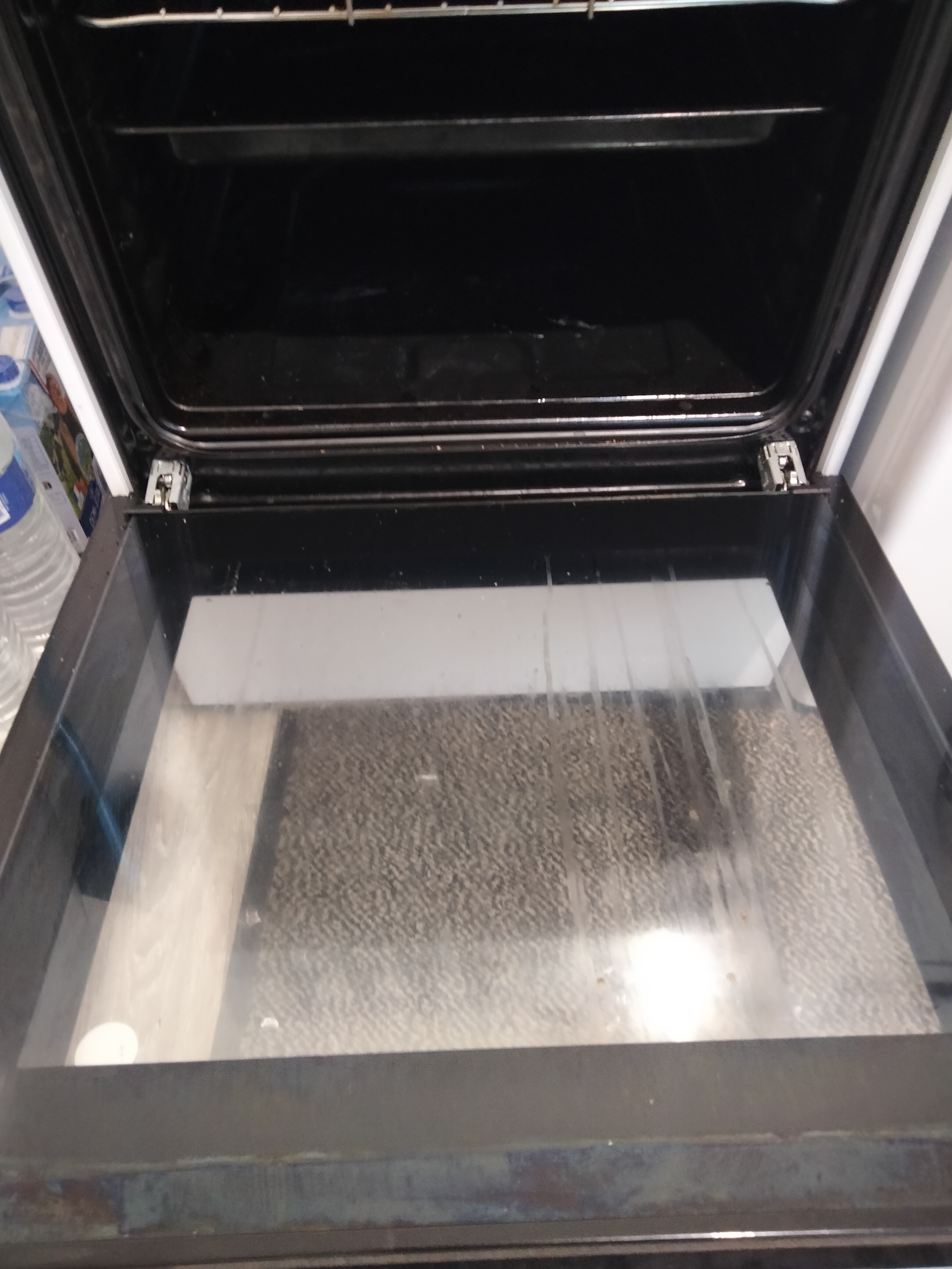 Cuisini�re �lectrique (3 plaques et four) classe C 150 Montigny-le-Bretonneux (78)