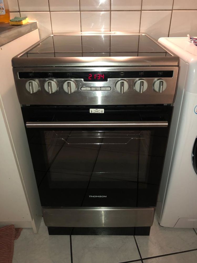Cuisini�re �lectrique vitroc�ramique 340 V�nissieux (69)