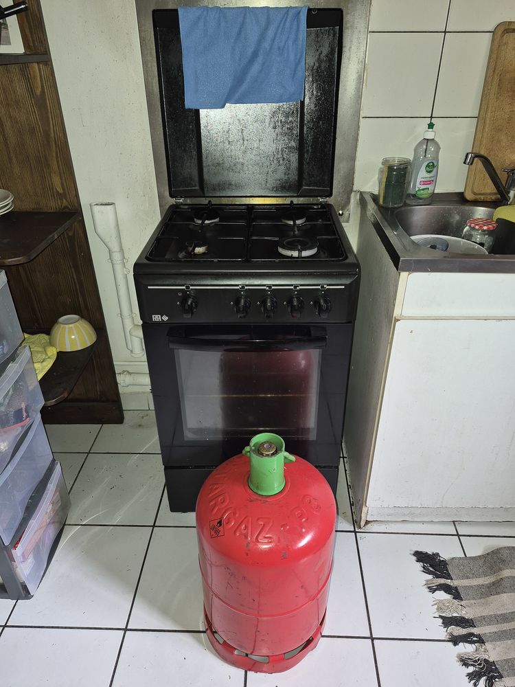 Cuisini�re � gaz en bon �tat, disponible imm�diatement 
80 Vernaison (69)