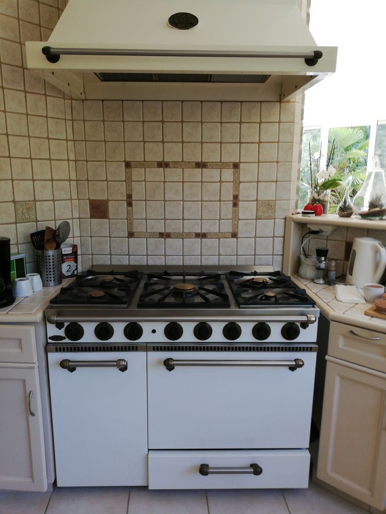 Cuisini�re Godin 5 feux gaz et hotte assortie
Bon �tat 1000 La Roche-sur-Yon (85)