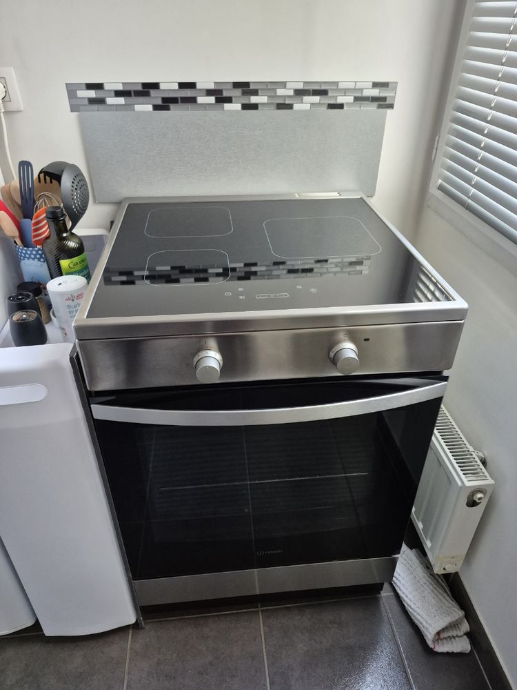 cuisini�re INDESIT avec 3 plaques � induction 280 Montigny-le-Bretonneux (78)