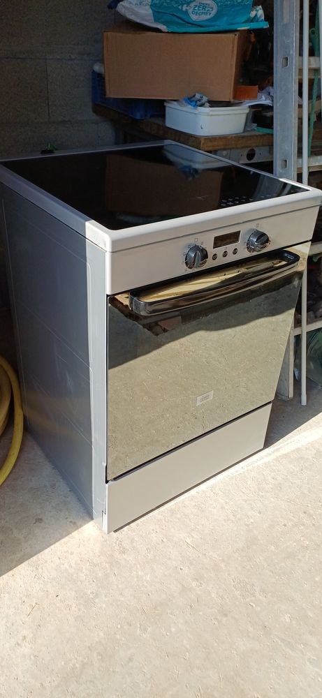 cuisini�re � induction FAURE avec 3 foyers dont booster 200 Solaize (69)