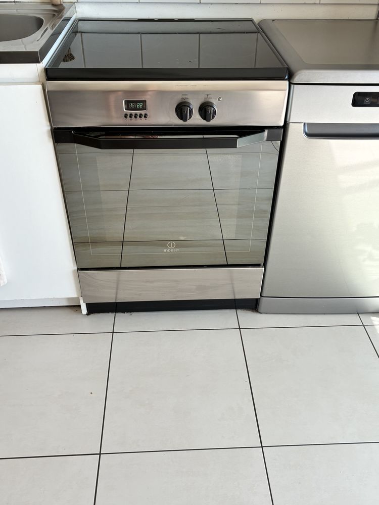 Cuisini�re induction Indesit finition inox 220 Saint-Ouen (93)