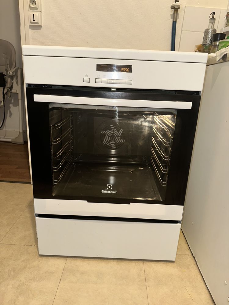 Cuisini�re tr�s propre
Induction
Four fonctionnel 350 Massy (91)