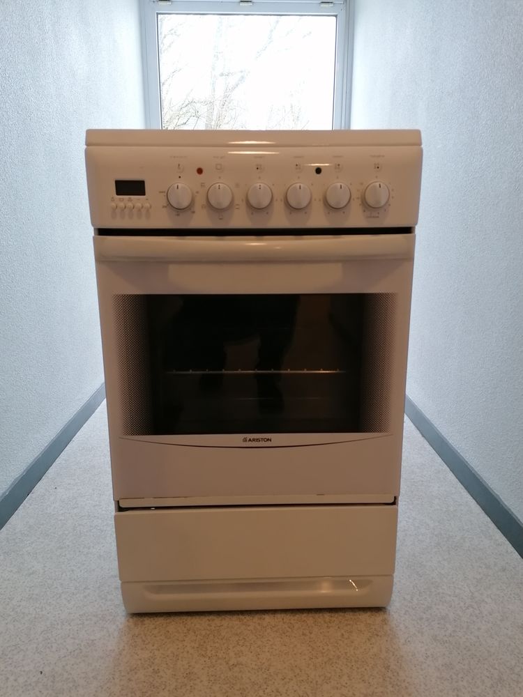 CUISINIERE VITROCERAMIQUE ARISTON EN TRES BON ETAT 110 Angers (49)