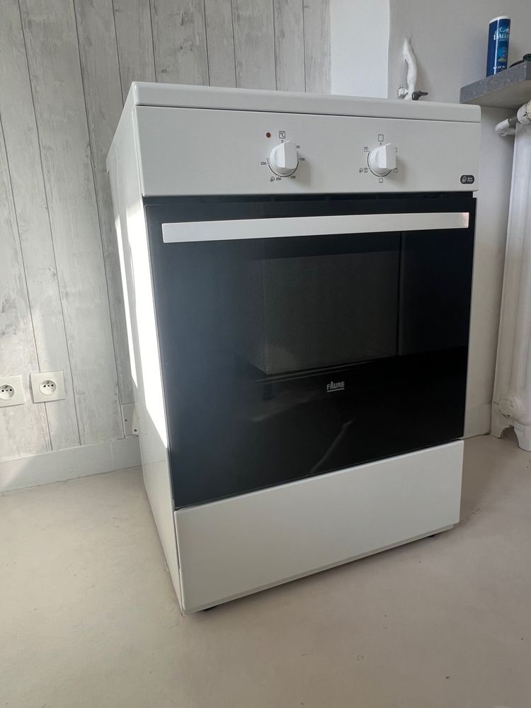 Cuisini�re vitroc�ramique et four 150 Poissy (78)