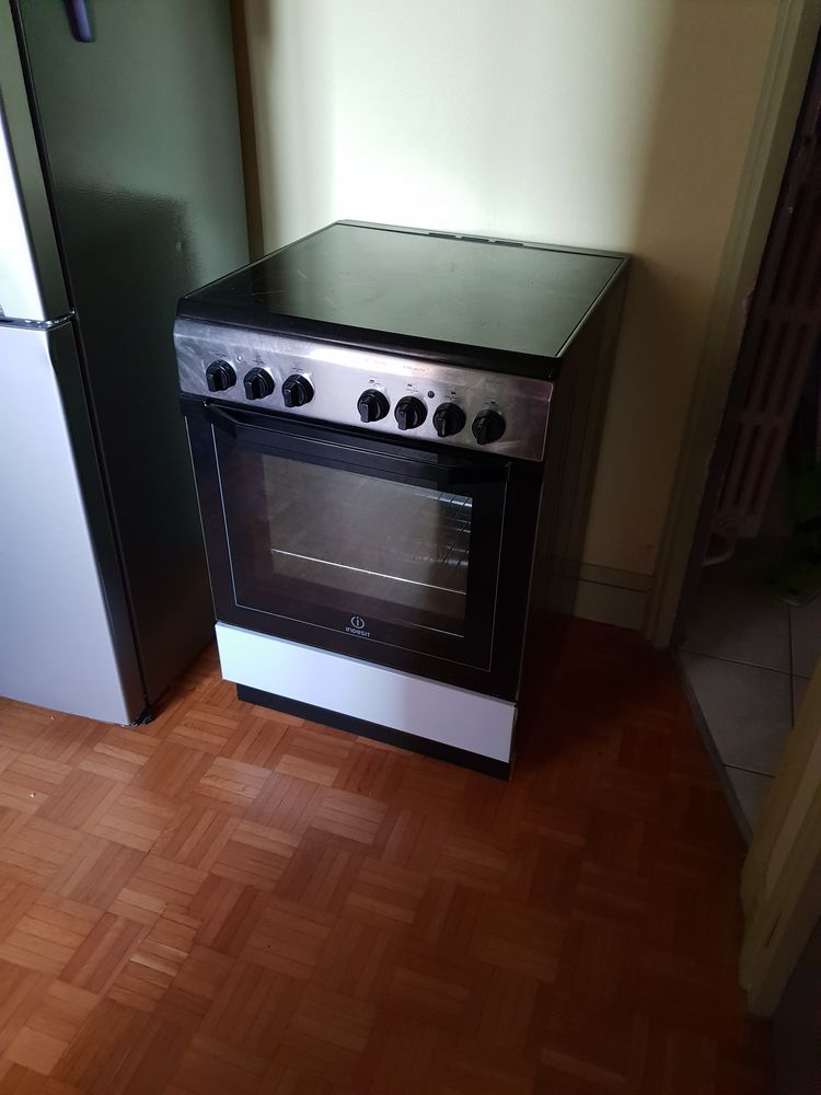 CUISINIERE VITROCERAMIQUE INDESIT 16V6C1A 375 �pinay-sur-Seine (93)