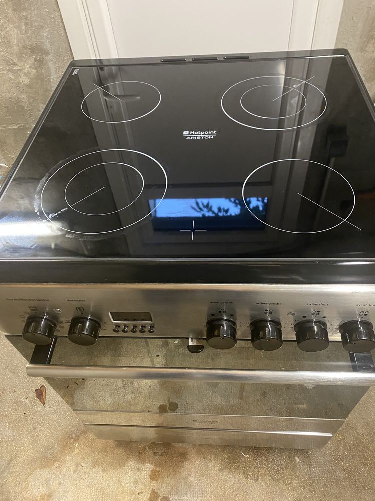 Cuisini�re vitroc�ramique quasi neuve Arison Hotpoint 320 Courcouronnes (91)