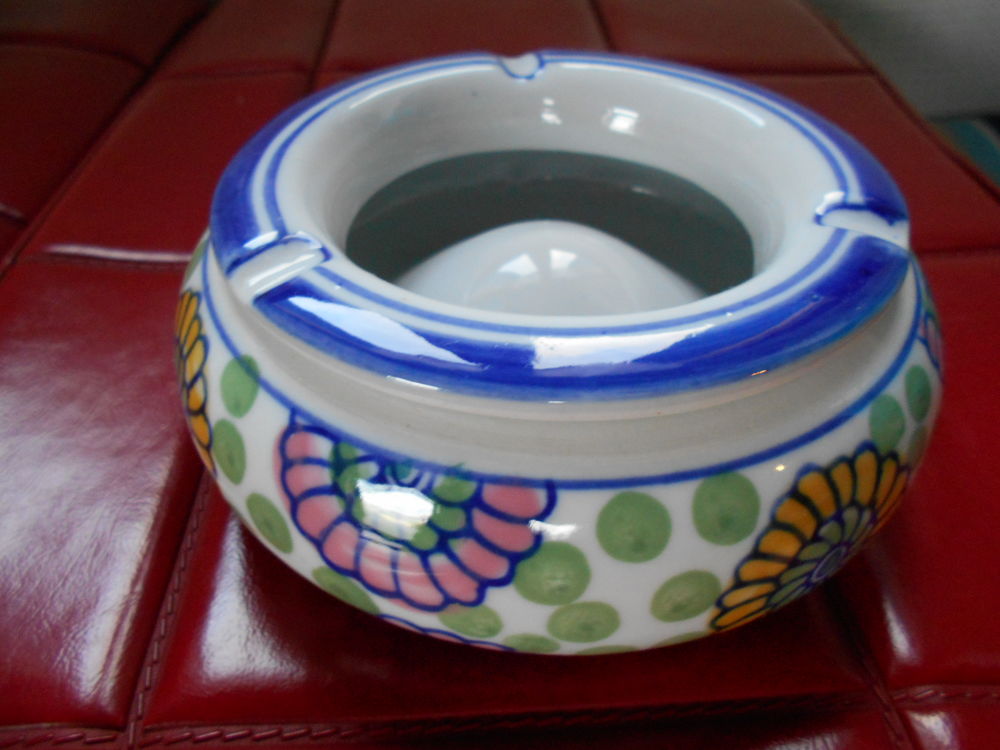  curieux cendrier en deux parties 0 Grospierres (07)