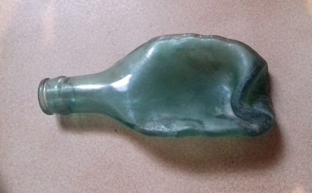 Curiosit� BOUTEILLE VERRE APLATIE INDONESIE 10 Boucau (64)